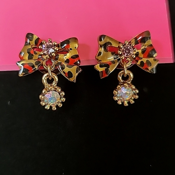 New Vintage! BETSEY JOHNSON Leaping Leopards Collection Bow Earrings. - Picture 5 of 6